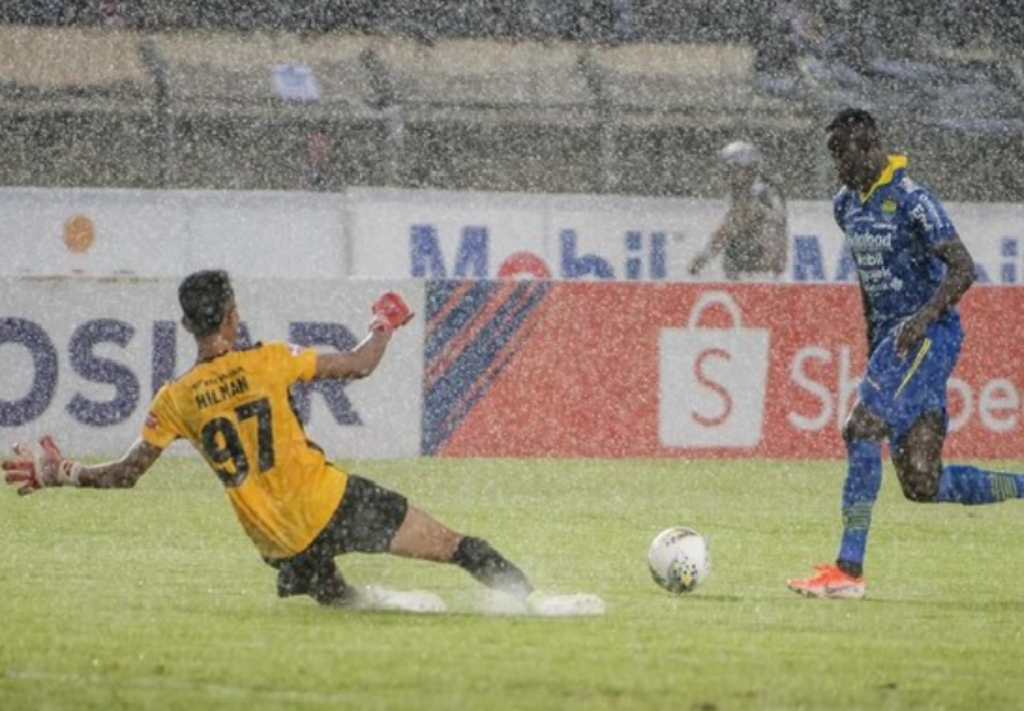 Kenapa Permainan Sepak Bola Masih Dilanjutkan Ketika Hujan