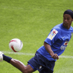 pemain-sepak-bola-yang-dikenal-dengan-kehebatan-freestyle