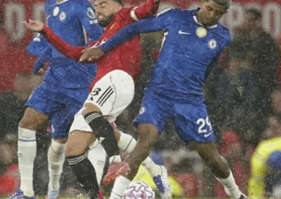 setelah-laga-sengit-pemain-mu-tukar-jersey-dengan-garnacho