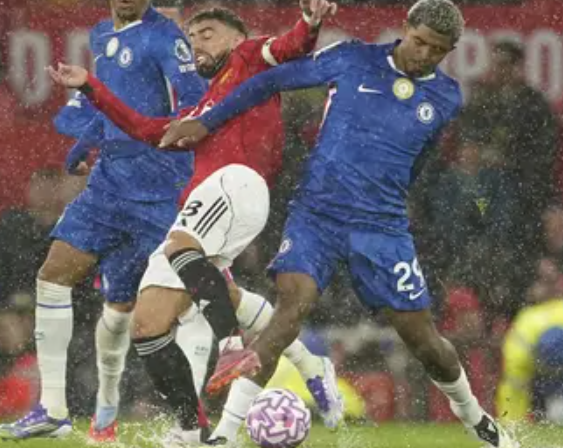 setelah-laga-sengit-pemain-mu-tukar-jersey-dengan-garnacho