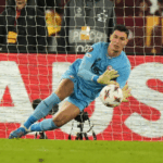 kiper-lille-berke-berhasil-membuat-sejarah-baru