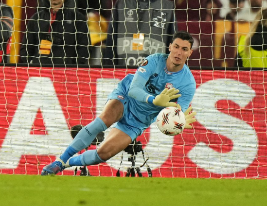 kiper-lille-berke-berhasil-membuat-sejarah-baru